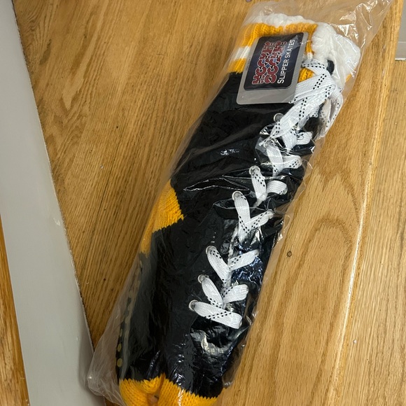 Boston Bruins Official NHL Skater Socks -NWT - Picture 7 of 7